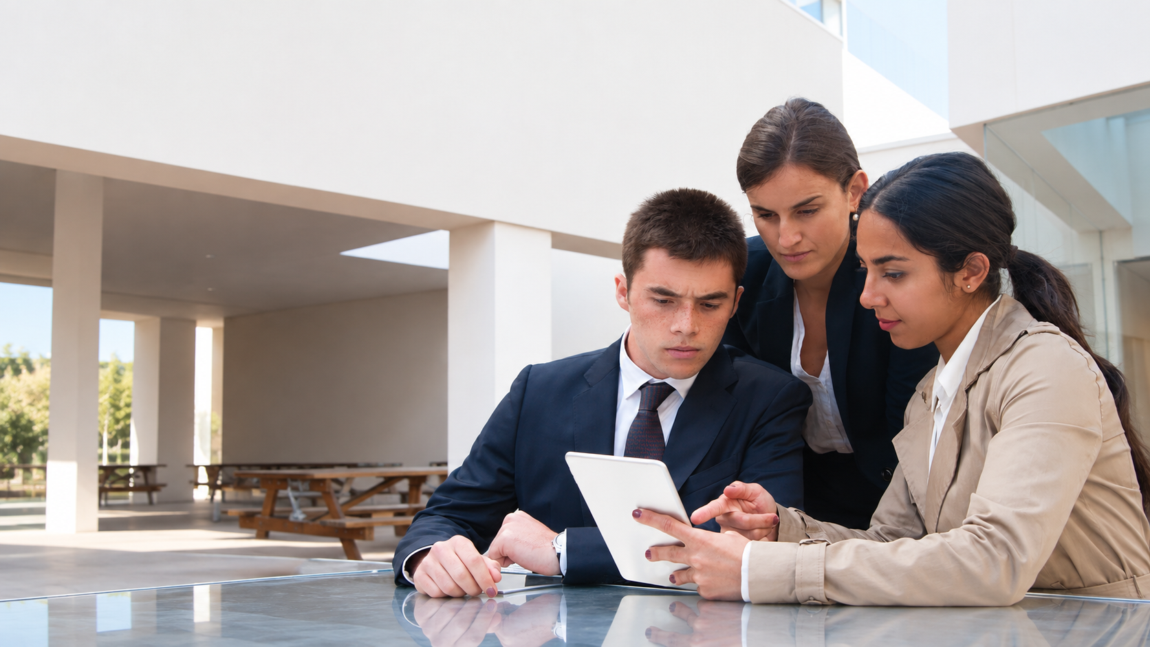 Equipo de Grupo Perseo analizando información empresarial