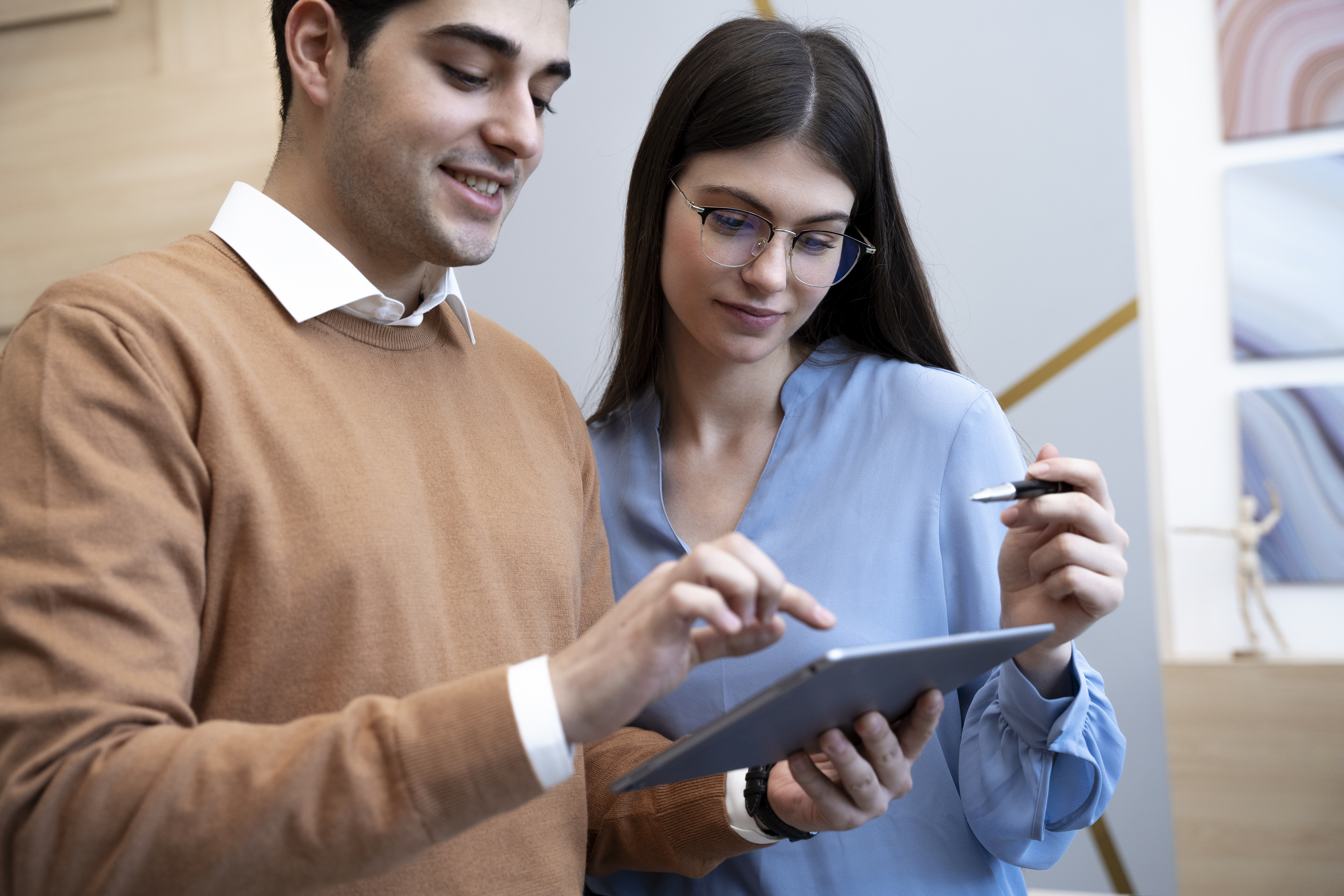 Equipo de Grupo Perseo conversando sobre soluciones empresariales