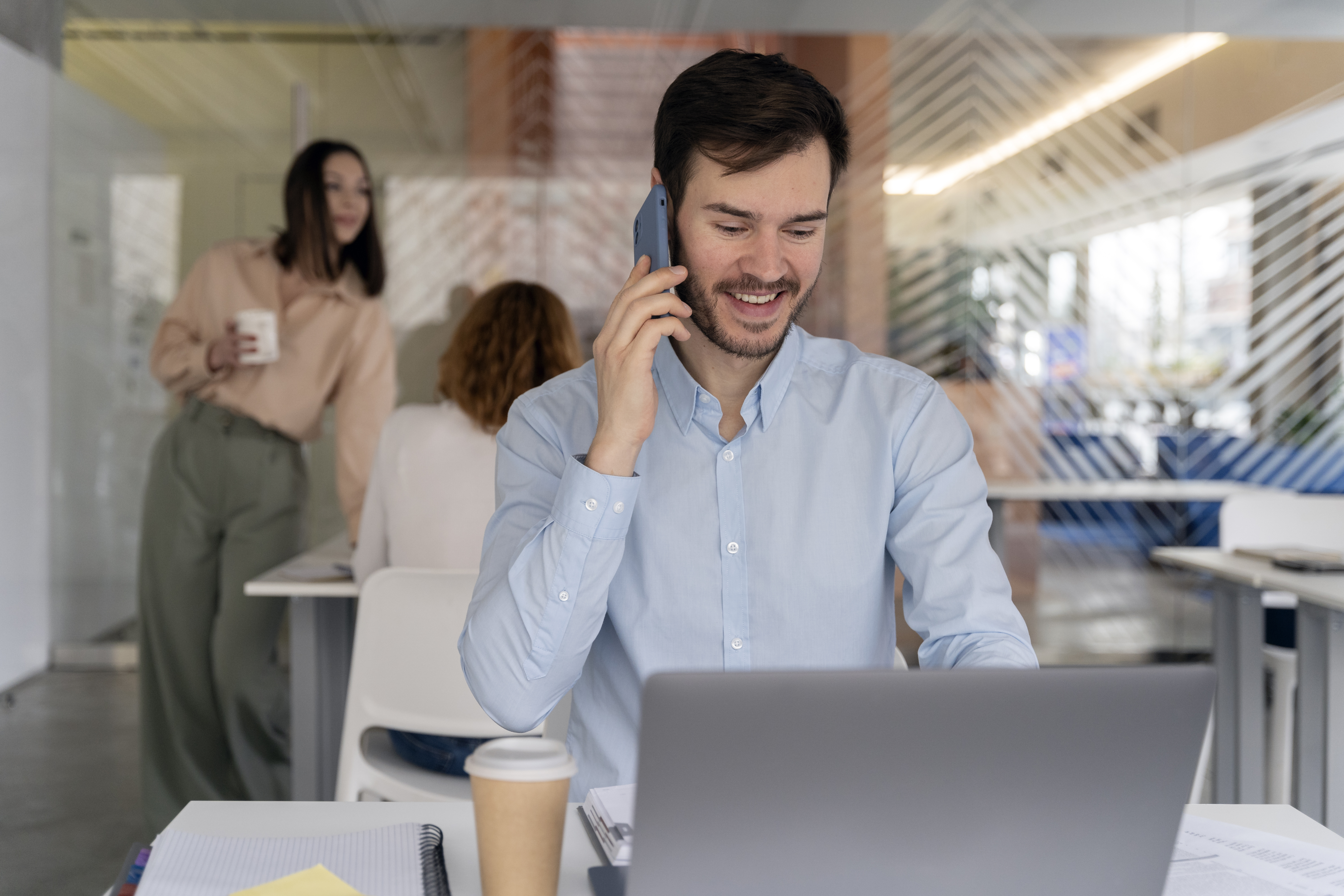 Equipo de Grupo Perseo colaborando en una solución empresarial